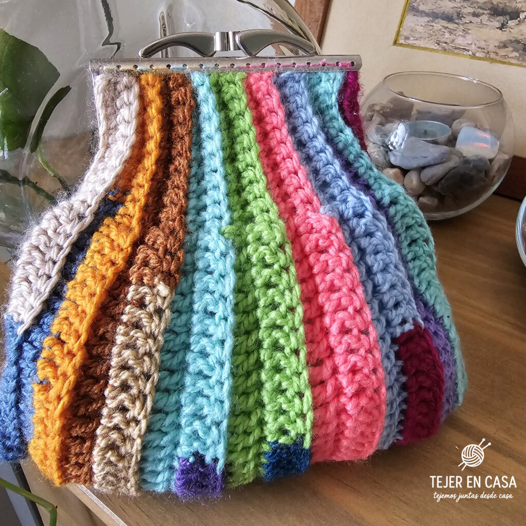 Monedero a crochet con lana reciclada